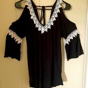 Black & white lace flowing top with shoulder holes